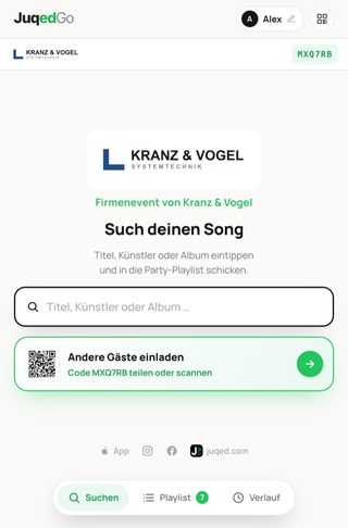 Die Gästeseite von Juqed Go auf einem Handy: oben die Leiste mit dem Firmenlogo und dem Event-Code, darunter dasselbe Logo groß, der Satz „Firmenevent von Kranz & Vogel“ und das Suchfeld für den Songwunsch