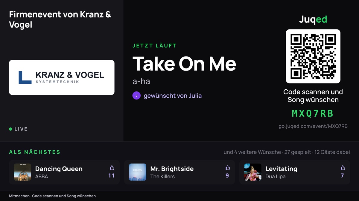 Die Juqed-Leinwand auf einem Fernseher: links der Satz „Firmenevent von Kranz & Vogel“ und darunter groß das Firmenlogo auf weißer Fläche, in der Mitte der laufende Titel, rechts die Juqed-Wortmarke mit QR-Code und Event-Code