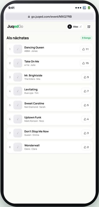 Ein Gästehandy zeigt die Juqed-Gästeseite im Browser unter der Adresse go.juqed.com, ohne installierte App: die Warteschlange Als nächstes mit einer Daumen-hoch-Schaltfläche und der Stimmenzahl neben jedem Song